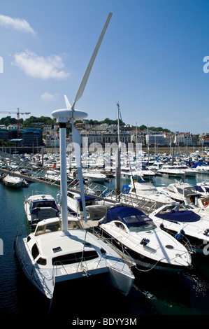 dh Hafen ST PETER PORT GUERNSEY Windkraftanlage Offenbarung II Wind angetriebene Katamaran yacht Stockfoto