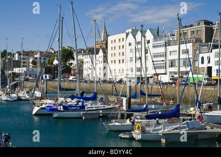 dh Hafen ST PETER PORT GUERNSEY St. Peter Port Harbour Waterfront Yachten und Gebäude direkt am Meer Stadt Boote Stockfoto