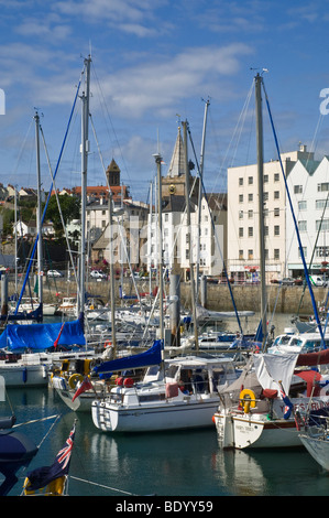 dh Hafen ST PETER PORT GUERNSEY St. Peter Port Harbour Waterfront Yachten und Gebäude direkt am Meer Stadt Boote Stockfoto