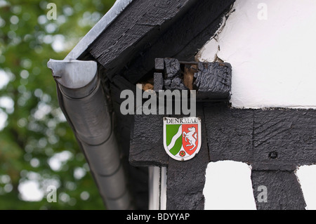 Gedenktafel für Nordrhein-Westfalen auf das Fachwerk ein Fachwerkbau, Dachrinnen Dach auf dem Haus Norden R Stockfoto