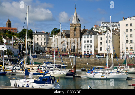 dh Harbour ST PETER PORT GUERNSEY Stadtkirche St. Peters Hafen Wasserfront Yachten Strandpromenade Stadtboote in Kanal Inseln Marina Hafen Stockfoto