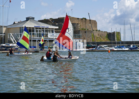 dh Hafen ST PETER PORT GUERNSEY Guernsey Yacht Club Kinder beim Bootfahren Teich Segeln Segeln lernen Stockfoto