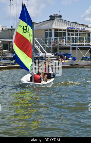 dh Harbour ST PETER PORT GUERNSEY Guernsey Yacht Club Kinder Segeln lernen in Bootsteich Segelyachten Unterricht im Freien Stockfoto