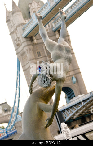 Mädchen und Dolphin von David Wynne Turm Hotel London Stockfoto