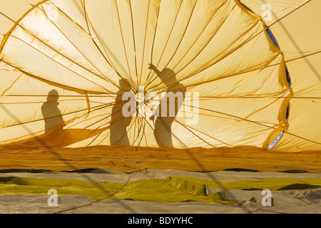 Heißluft-Ballon von innen mit Sihouettes, Filzmoos, Salzburg, Austria, Europe Stockfoto