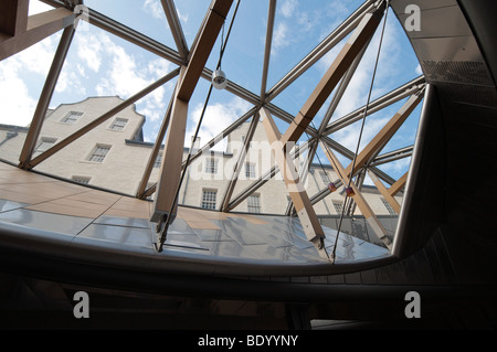 Innenausstattung von Holyrood Parlamentsgebäude in Edinburgh Schottland Blick durch Fenster Queensberry House Stockfoto