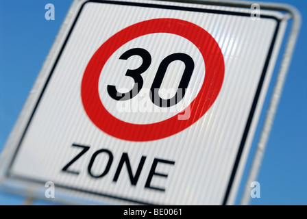 Tempolimit Schild von einer 30 km/h-Sperrzone Stockfoto