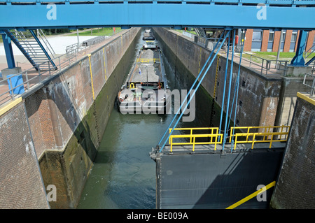 Sperren des Flusses Ruhr im Binnenland der Duisburger Hafen, North Rhine-Westphalia, Germany, Europa Stockfoto