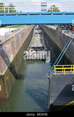 Sperren des Flusses Ruhr im Binnenland der Duisburger Hafen, North Rhine-Westphalia, Germany, Europa Stockfoto