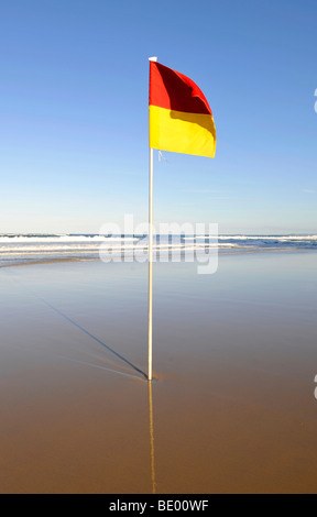 Kein Schwimmen Warnung Flagge, Main Beach, Surfers Paradise, Gold Coast, New-South.Wales, Australien Stockfoto