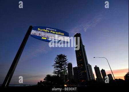 Willkommens-Schild, Wolkenkratzer, Nachtaufnahme, Surfers Paradise, Gold Coast, New-South.Wales, Australien Stockfoto