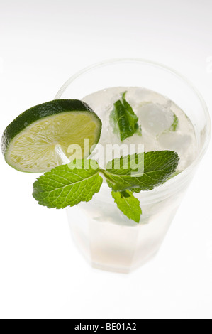 Mojito, Mischgetränk mit braunem Zucker, Rum, Minze, Lime Juice und Tonic Wasser Stockfoto