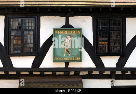 Werbetreibende Zeichen für ein Antiquariat auf ein altes Fachwerkhaus, steile Hügel, Lincoln, Lincolnshire, England, UK, Eur Stockfoto