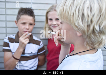 Zwei jungen, rauchte eine Zigarette, ein Mädchen beobachten Stockfoto