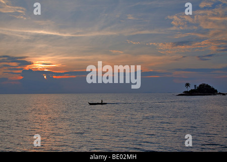 Fischer macht seinen Weg nach Hause bei Sonnenuntergang vor Bintan Island, Indonesien Stockfoto