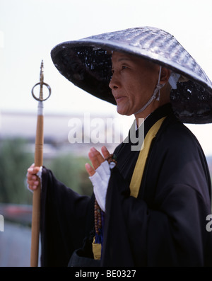 Weiblichen Mönch in Kyoto, Japan. Halten Shakujo Personal, tragen ein Gasa (geflochtene Reisstroh Hut) Stockfoto