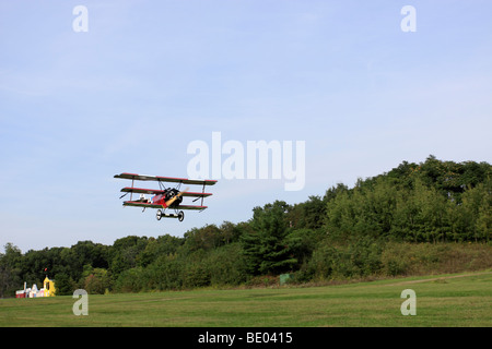 Der "Rote Baron" zieht in seinem 1917 Fokker Dr.I an Old Rhinebeck Aerodrome, Rhinebeck, New York Stockfoto