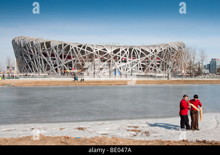 Paar fotografieren vor f das Vogelnest in Peking, China Stockfoto