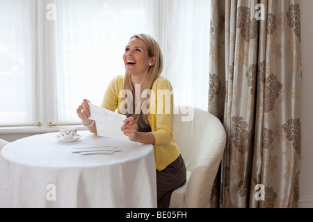 Junge Frau, die mich über gute Nachrichten Stockfoto
