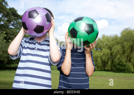 Kinder im Garten Stockfoto