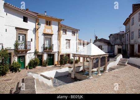 Fonte da Vila (Stadtbrunnen) in das jüdische Viertel von Castelo de Vide, Portalegre District, Portugal. Brunnen aus dem 16. Jahrhundert. Stockfoto
