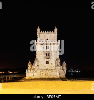 Torre de Belem in der Nacht Stockfoto