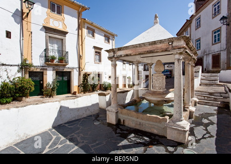Fonte da Vila (Stadtbrunnen) in das jüdische Viertel von Castelo de Vide, Portalegre District, Portugal. Brunnen aus dem 16. Jahrhundert. Stockfoto