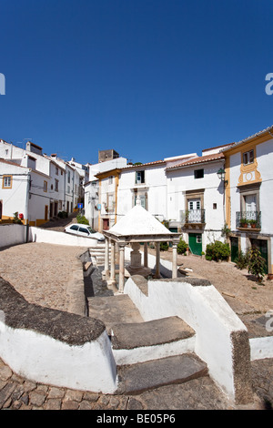Fonte da Vila (Stadtbrunnen) in das jüdische Viertel von Castelo de Vide, Portalegre District, Portugal. Brunnen aus dem 16. Jahrhundert. Stockfoto