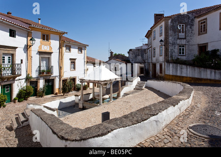 Fonte da Vila (Stadtbrunnen) in das jüdische Viertel von Castelo de Vide, Portalegre District, Portugal. Brunnen aus dem 16. Jahrhundert. Stockfoto