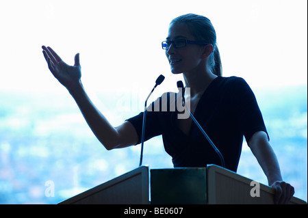 Frau im Gespräch während einer Konferenz Stockfoto