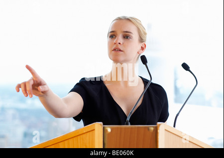 Frau im Gespräch während einer Konferenz Stockfoto