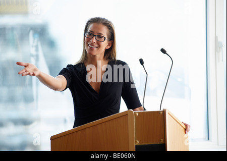 Frau im Gespräch während einer Konferenz Stockfoto