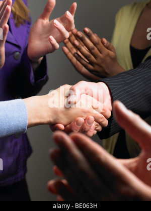 Menschen, Hände schütteln und applaudieren Stockfoto