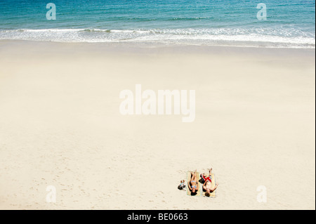 Paar Sonnenbaden am Sandstrand Stockfoto