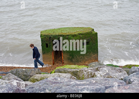 Zweiten Weltkrieg Pillenbox, verlor gegen das Meer durch Küsten Eroision, Bawdsey, Suffolk, UK. Stockfoto