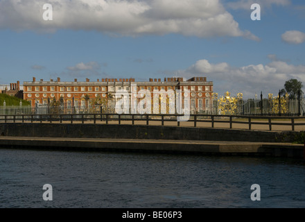Hampton Court Palace vom River Thames Surrey England gesehen Stockfoto
