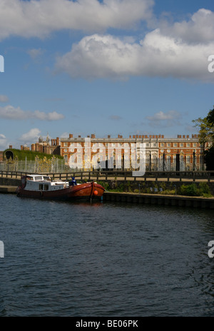 Hampton Court Palace von der Themse mit einem Boot vor Anker im Vordergrund Surrey England gesehen Stockfoto