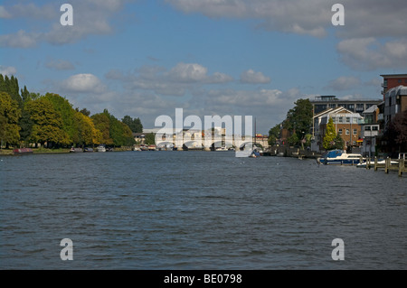 Einen Blick auf die Themse in Richtung Kingston Bridge Surrey England Stockfoto