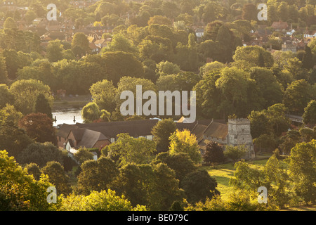 Erhöhten Blick auf aufspiessen und Streatley an der Themse im Morgengrauen an der Grenze zwischen Oxfordshire und Berkshire, Vereinigtes Königreich Stockfoto