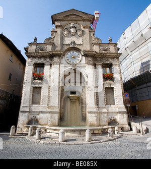 Die Piazza Del Mercato Clock Tower und der Brunnen in der Stadt von Spoleto, Umbria, Italien Stockfoto