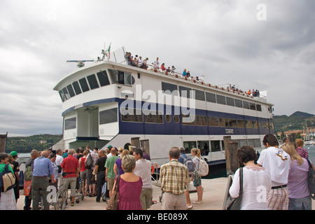 Eine Fähre am Gardasee Italien Stockfoto