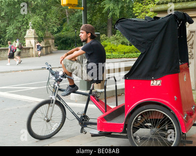 Eine Rikscha-Fahrer eine Pause von Central Park in New York City, USA Stockfoto