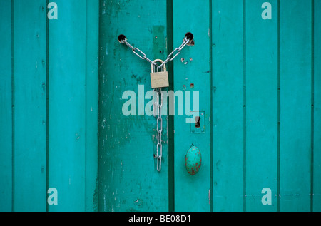 alte grüne Holz Garagentor, Normandie, Frankreich Stockfoto