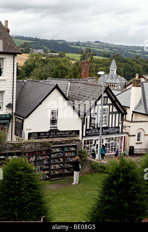 Eine Ansicht von Hay-on-Wye Buch Stände in der Mitte des Dorfes. Stockfoto