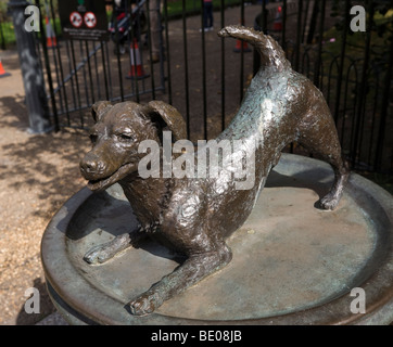 Hund Statue und Tränke für die Tiere im Hyde Park Kensington London GB UK Stockfoto