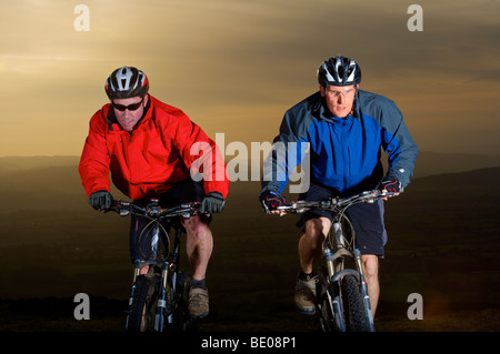 Zwei Mountainbiker zusammen reiten. Stockfoto