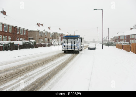 LKW fährt durch Winterschnee in Wohnstraße, Hastilar Road South, Sheffield, England, Februar 2009 Stockfoto