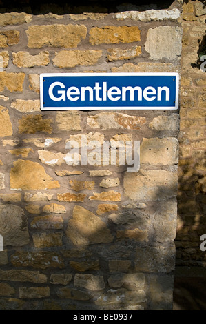ein Herren öffentliche Toilette Schild am Eingang zu Urinalen Stockfoto
