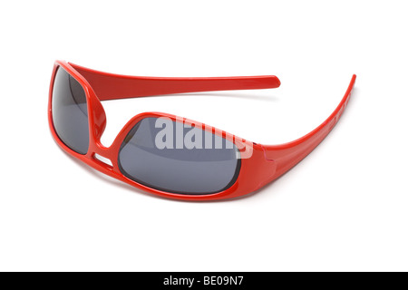 Roter Spielzeug Sonnenbrille auf weißem Hintergrund Stockfoto