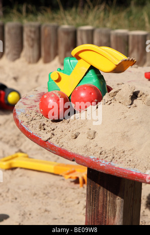 Kinder-Spielzeug im Sandkasten Spielplatz Stockfoto